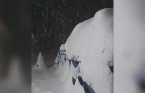 Sneg NE PRESTAJE da veje, od sinoć neprekidno pada: Evo gde je najkritičnije u Srbiji (VIDEO)