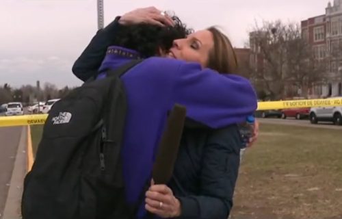 Vidno potresena novinarka zagrlila SINA usred programa uživo: Nešto stravično se upravo dogodilo (VIDEO)