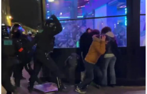 HAOS u Francuskoj: Policija bez milosti razbija proteste, juriša na demonstrante, ne dozvoljava blokade