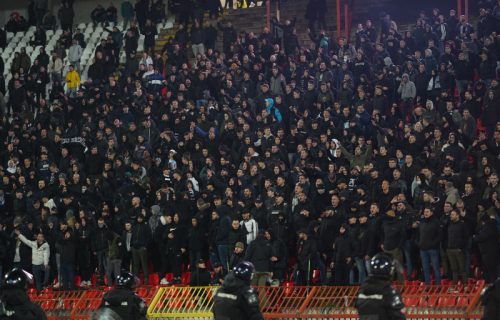 "Grobari" prekinuli derbi: Bakljada na jugu na kratko zaustavila utakmicu (VIDEO)