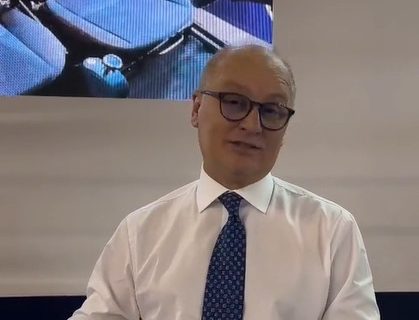 Vesić na Sajmu automobila ušao u simulator nesreća: Ministar ostao ŠOKIRAN onim što je doživeo (VIDEO)