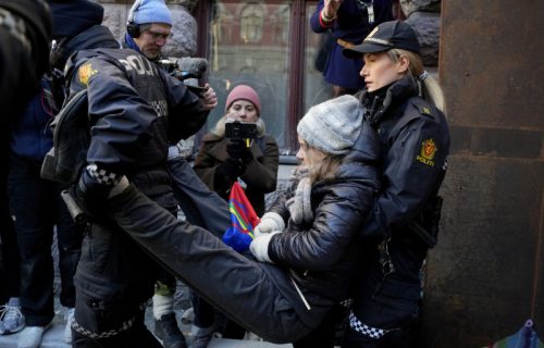 A šta da je blokirala PUT? Norveška policija ODNELA Gretu Tunberg nakon što je blokirala VRATA (VIDEO)