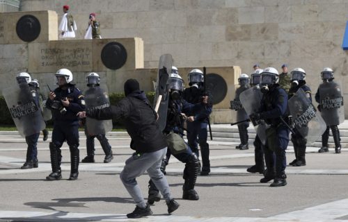 Neredi na ulicama Atine: Policija upotrebila suzavac i šok bombe u sukobu sa demonstrantima (FOTO+VIDEO)