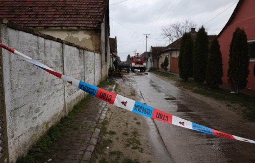 POTRESNE SCENE ispred kuće u kojoj je stradalo dvoje mališana kod Bačke Topole: Otac nem od bola