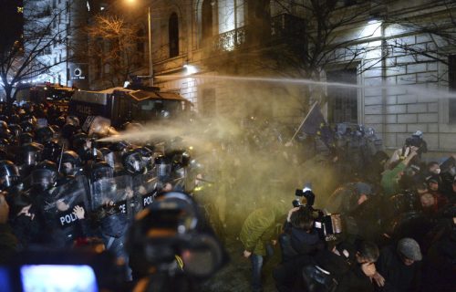 DRAMATIČNE SCENE u Gruziji: Demonstranti gađali policiju kamenicama, upotrebljeni vodeni topovi (FOTO)