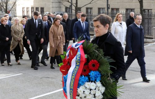 Brnabić i članovi Vlade položili venac na mestu ubistva Đinđića