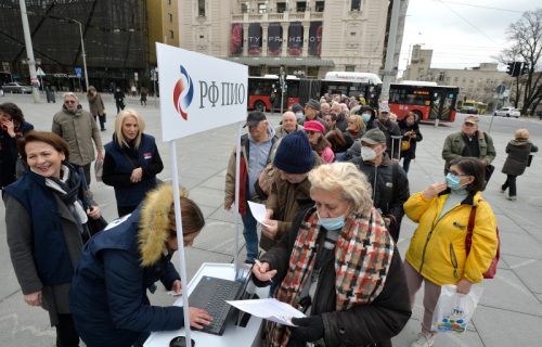 OGROMNO INTERESOVANJE za penzionerske kartice: Prvog dana podneto više od 70.000 prijava (FOTO)