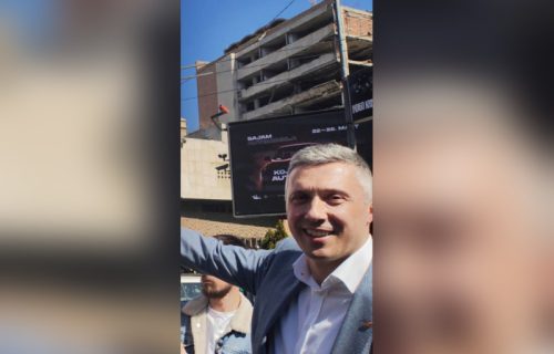 Boško, da li te je imalo SRAMOTA? Klipan Obradović se KREVELJI pored zgrade stradale u NATO agresiji