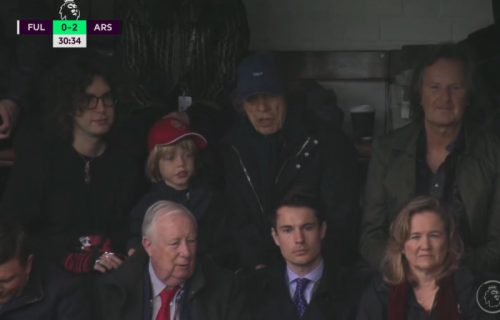 Punio je Ušće, a sad gleda Mitrovića i Lukića u Londonu: Najčuveniji roker na meču Fulam - Arsenal (FOTO)