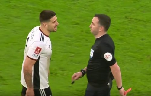 Mitrović prvo postigao gol, pa gurnuo sudiju i dobio crveni karton! Ludnica na Old Trafordu (VIDEO)