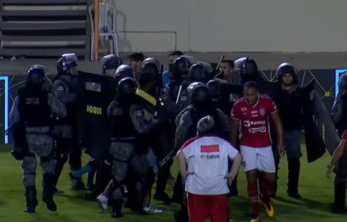 Haos na utakmici: Pao gol u 99. minutu, navijači ušli da biju sudiju, ovaj ih tukao zastavicom! (VIDEO)