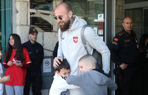 Orlovi nasmejani uživaju u srdačnom dočeku u Podgorici: Jedva su uspeli da izađu sa aerodroma (FOTO)