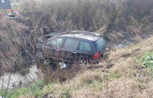 Teška NESREĆA kod Novog Sada: Automobilom sleteo u kanal, POVREĐENO pet osoba