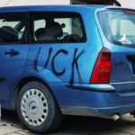 Srbi na KiM ni na Vaskrs nemaju mira! Grafiti posvećeni OVK iscrtani po zgradama i na automobilu (FOTO)