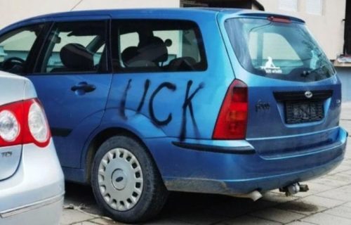 Srbi na KiM ni na Vaskrs nemaju mira! Grafiti posvećeni OVK iscrtani po zgradama i na automobilu (FOTO)