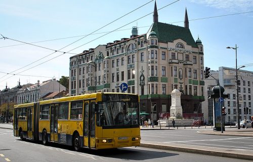 Vozač autobusa napravio karambol na Vračaru: Vozio suprotnom trakom, oštetio automobile i izazvao nesreću