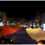Simbol LITIJA: Srpska trobojka duga 130 metara nošena ulicama Berana, slavlje zbog MILOVOG PADA (VIDEO)