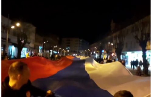 Simbol LITIJA: Srpska trobojka duga 130 metara nošena ulicama Berana, slavlje zbog MILOVOG PADA (VIDEO)