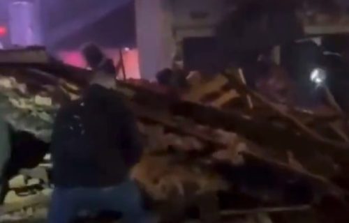 Tornado SRUŠIO KROV tokom koncerta: Jedna osoba poginula, 28 povređeno u nesreći u Ilinoisu (VIDEO)