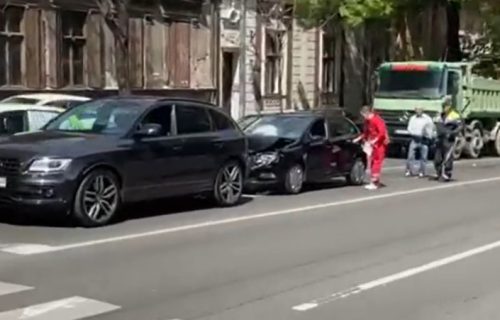 Jedna osoba povređena: LANČANI sudar u Takovskoj ulici (FOTO)