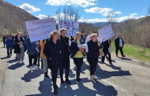 "Ovde vam nije mesto": Srbi sa KiM ustali protiv TERORA, protestna šetnja do Bistričkog mosta (FOTO)