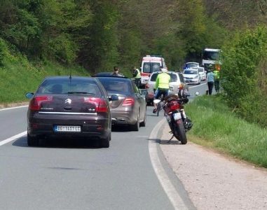 Poginuo motociklista kod Topole: Teška saobraćajna nesreća, muškarac stradao u sudaru auta i motora