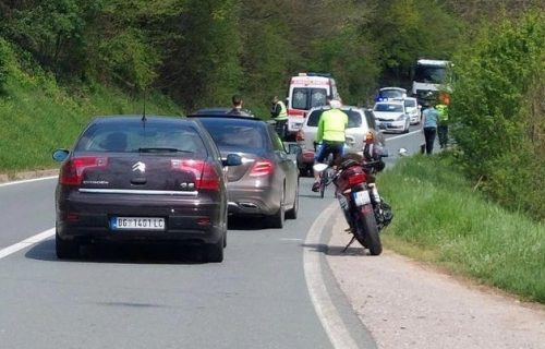 Poginuo motociklista kod Topole: Teška saobraćajna nesreća, muškarac stradao u sudaru auta i motora