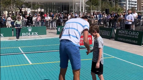 Novak ponovo pravi šou u Monte Karlu: Svetski broj jedan skuplja loptice mladim nadama tenisa (VIDEO)