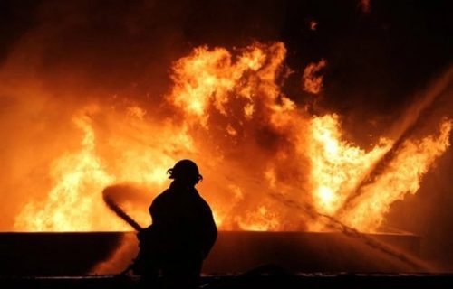 Požar u Čačku, gori stan na osmom spratu zgrade, stanari evakuisani (FOTO/VIDEO)