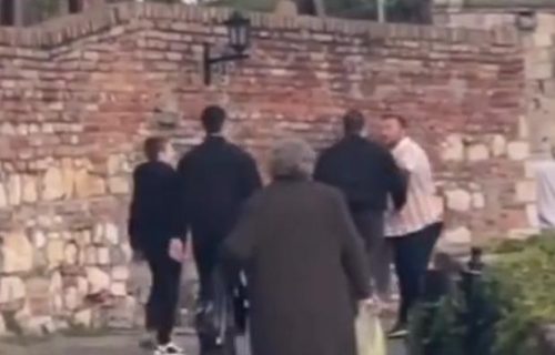 Strašan snimak tuče na Kalemegdanu: Muškarac napao dete, žena vikala "pašće preko zida" (VIDEO)