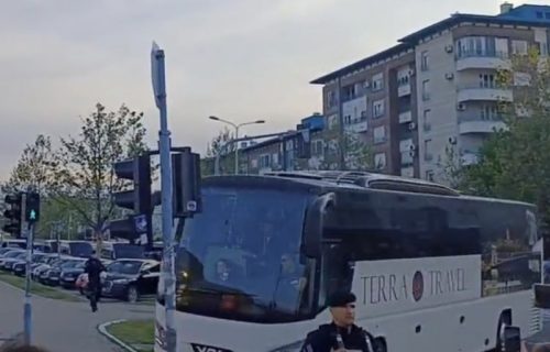 Salve zvižduka za "kraljeviće": Ovako su grobari DOČEKALI AUTOBUS sa košarkašima Real Madrida (VIDEO)