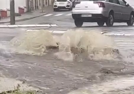 PADAVINE IZAZVALE KOLAPS U BEOGRADU: Ulice poplavljene, šahtovi izbacuju vodu, vozila stoje (VIDEO)