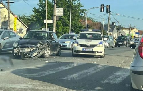 Teška saobraćajna nesreća u Borči: Vozilo smrskano, saobraćaj u zastoju (VIDEO)