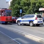 Incident na Voždovcu: TUČA U TRAMVAJU, maloletnici napadnuti nožem zbog stiskanja kočnice (VIDEO)