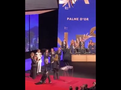 SKANDAL U KANU: Slavna glumica gađala rediteljku nagradom u GLAVU! O njenoj reakciji svi pričaju (VIDEO)