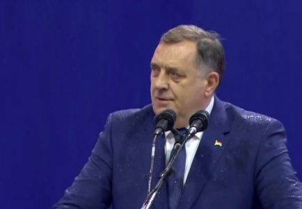 Dodik čestitao Vučiću pobedu: “Zahvaljujući vama, Srbija je jaka i stabilna”