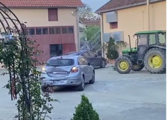 "Beži, opaliće i tebe": Pijani muškarac automobilom uništava i gazi sve pred sobom (VIDEO)