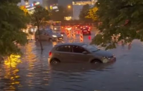 Nisu to amfibije: Nikako kolima kroz duboku vodu, može skupo da vas košta!