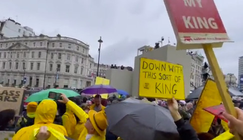 "Ukinite monarhiju, nahranite narod": Haos u Britaniji, policija hapsi antimonarhiste (VIDEO)