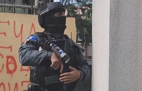 Srpske mladiće brutalno pretukli Kurtijevi policajci, nasrnuli na njih posle saobraćajnog prekršaja