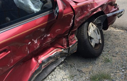 Teška nesreća na putu između Beograda i Novog Sada: Auto potpuno smrskan, povređen mladić (FOTO)