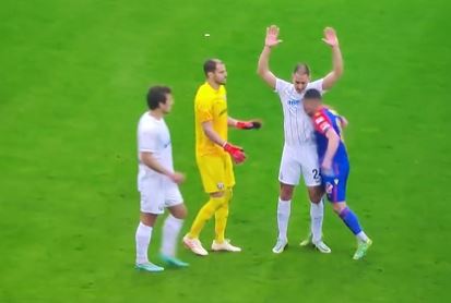 SKANDAL! Džaka kao Zidan! Udario protivnika glavom u grudi! (VIDEO)