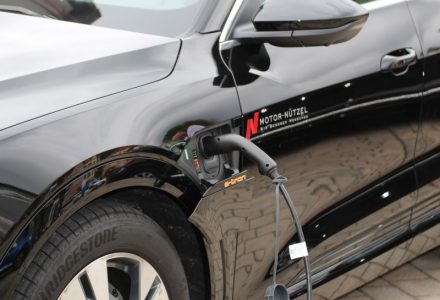 Rešenje godine za električne automobile? TRAKE na putu za punjenje usred vožnje!