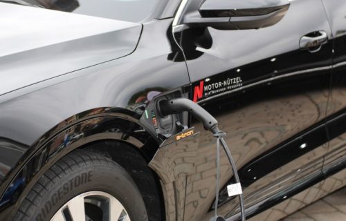 Rešenje godine za električne automobile? TRAKE na putu za punjenje usred vožnje!