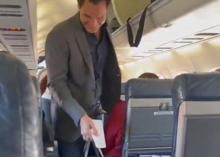 ŠMEKERICA! Kad su videli Federera u avionu - ŠOK! Jedan potez bio dovoljan da RASPAMETI PUTNIKE (VIDEO)