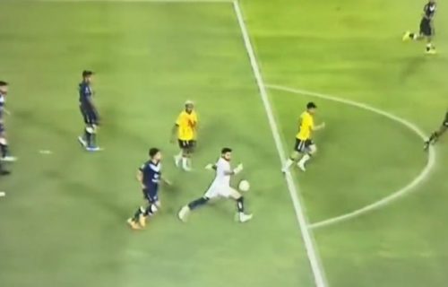 NAJLUĐI GOL IKADA! Fudbal ovo ne pamti! Pogledajte šta je uradio golman! (VIDEO)