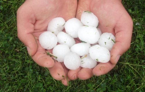 GRADONOSNI OBLACI POLA SATA BOMBARDOVALI GRADOM! U više sela pričinjena velika šteta (FOTO)