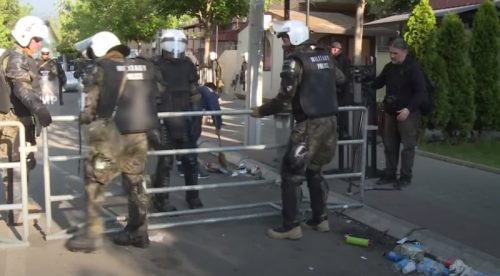 UŽIVO: Srbi stavili trobojke na bodljikave žice; NATO šalje dodatne snage na Kosmet (FOTO+VIDEO)