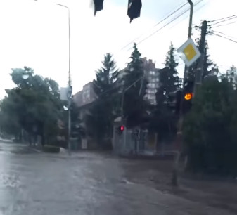 POPLAVA NA ULICAMA NIŠA: Obilne padavine napravile kolaps u saobraćaju (VIDEO)