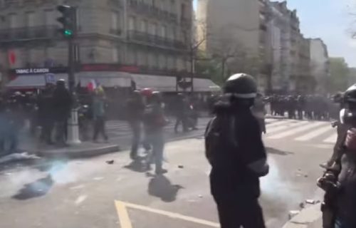 Prvomajski protesti širom Francuske protekli u sukobima demonstranata i policije, ima povređenih (VIDEO)